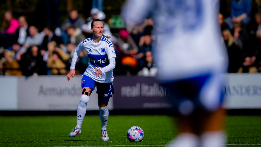 En fck spiller det har bolden på fødderne