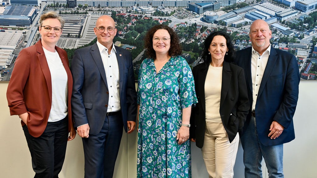 Group photo of Andrea Nahles, Chairwoman of the Federal Employment Agency, Jörg Schlagbauer, Chairman of the Audi Works Council, and three other guests.
