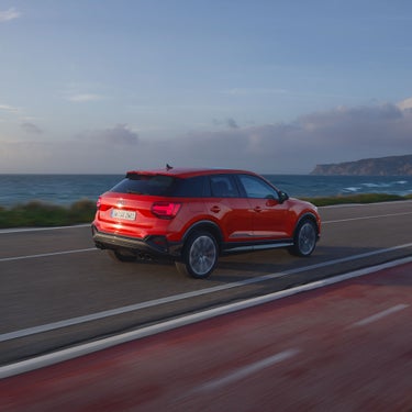 L'Audi SQ2 roule le long de la mer