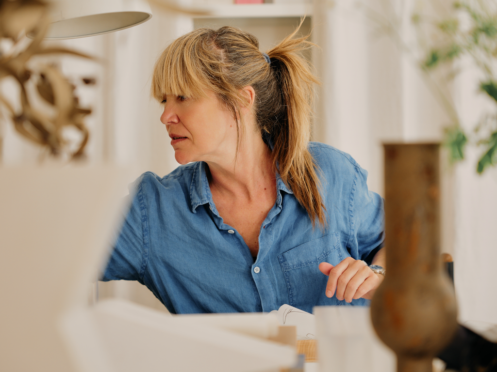 Birgitte Due Madsen, kunstner og designer. Arbejder på tværs af møbler, objekter og skulpturelle former.