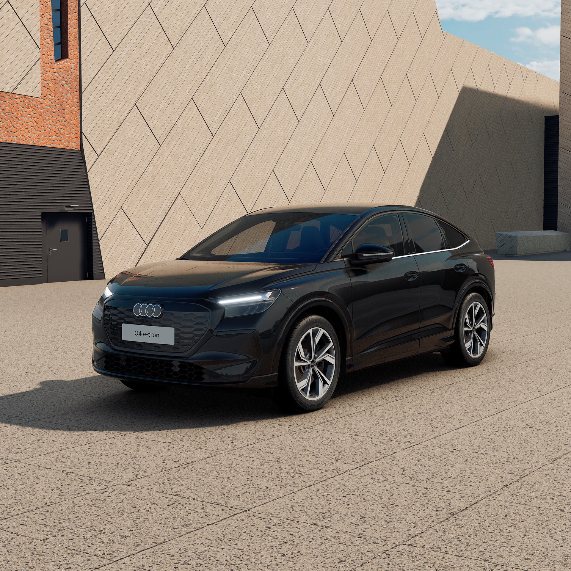 3/4 Ansicht eines dunklen Audi Q4 Sportback etron vor einem modernen Gebäude