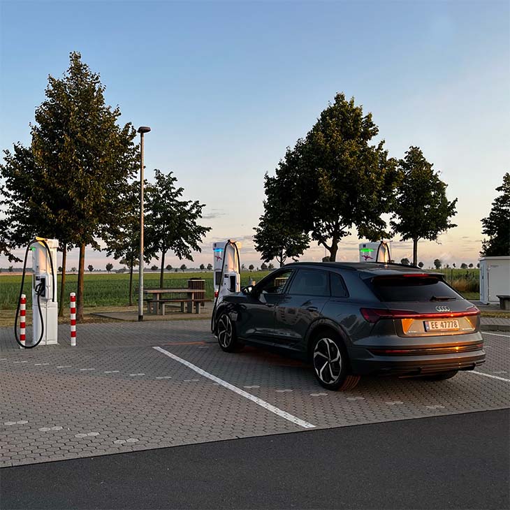 Audi e-tron lader på Ionity-stasjon
