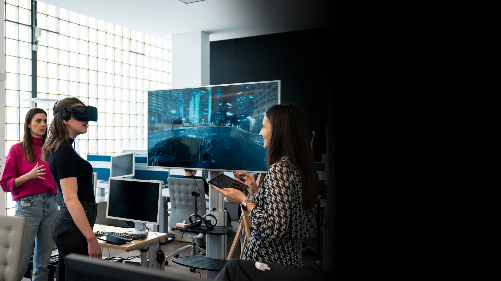 VR-Brille wird im Büro ausprobiert