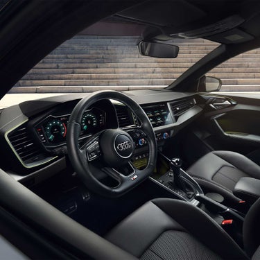 Moderner Innenraum eines Audi A1 allstreet mit Digitalcockpit, Infotainmentsystem, Klimasteuerung und schwarzem Interieur.