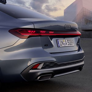 Digitale OLED Technologie mit Schlusslichtsignaturen, dynamischem Blinklicht und Leuchtenband.