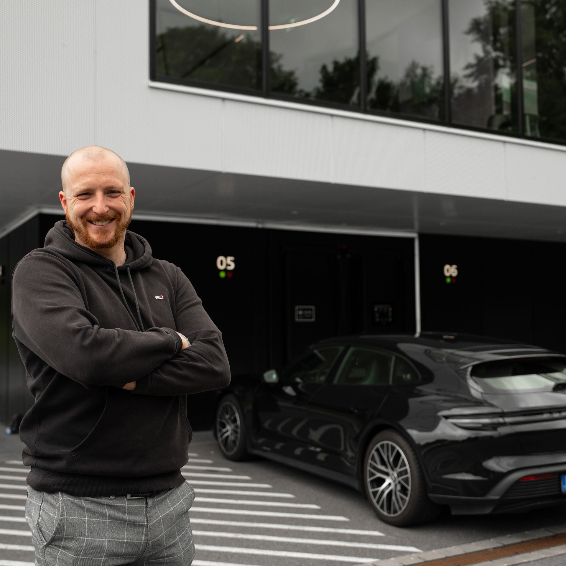 Dominik fährt seit 2019 elektrisch – heute ist er mit einem Porsche am Audi charging hub.