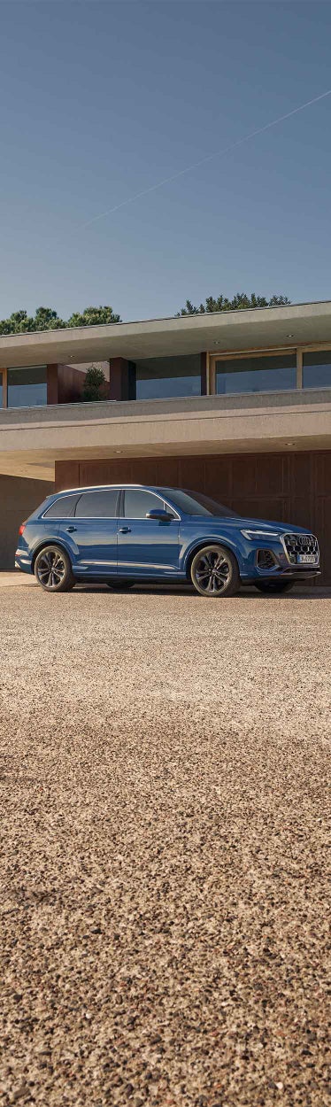 side Audi Q7 SUV