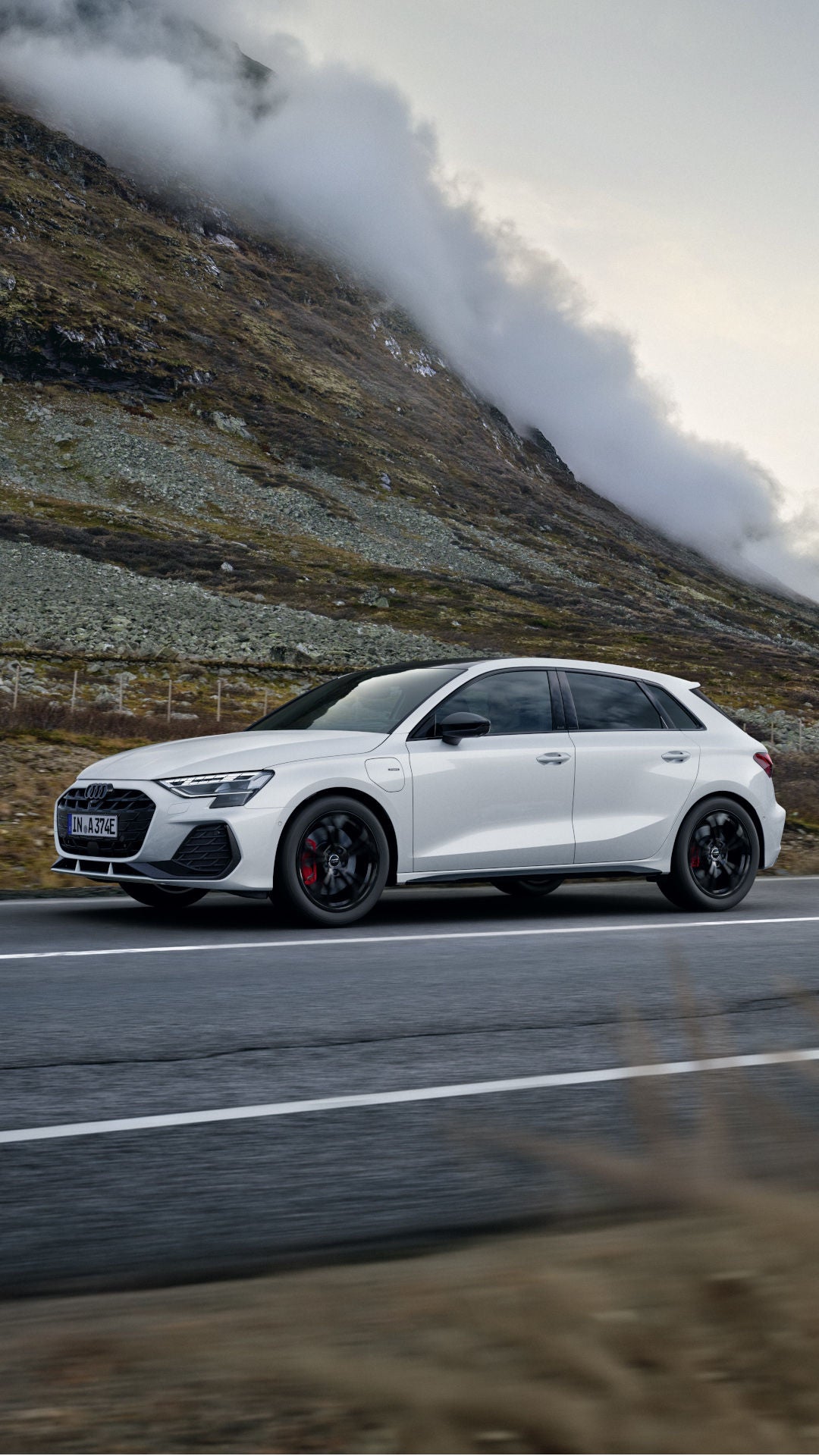 A3 Sportback e-hybrid rijdt in een bergachtig landschap.