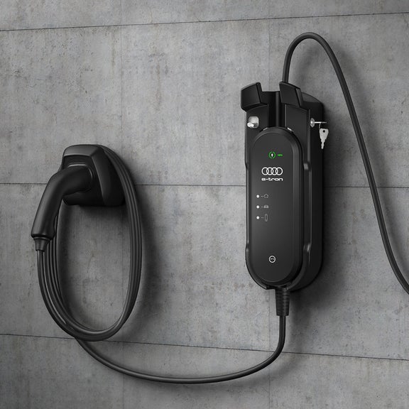 Een prettig bruikbare wandhouder voor het e-tron laadsysteem Compact.