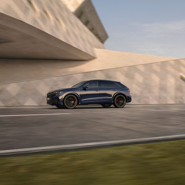 Audi Q8 SUV TFSI e Dynamic side view