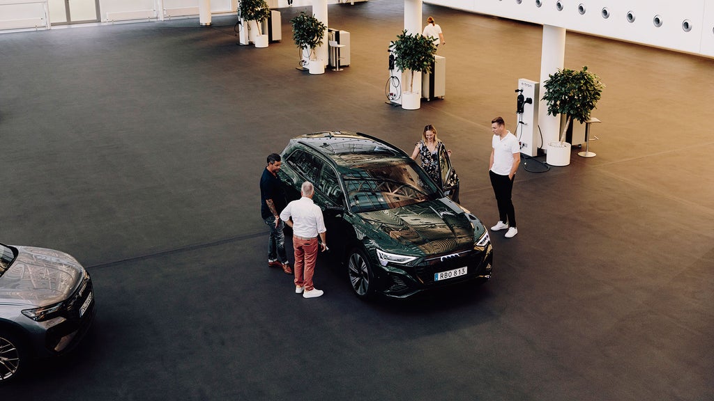 Svartvit bild som visar Björn Franzen framifrån som lagar mat.