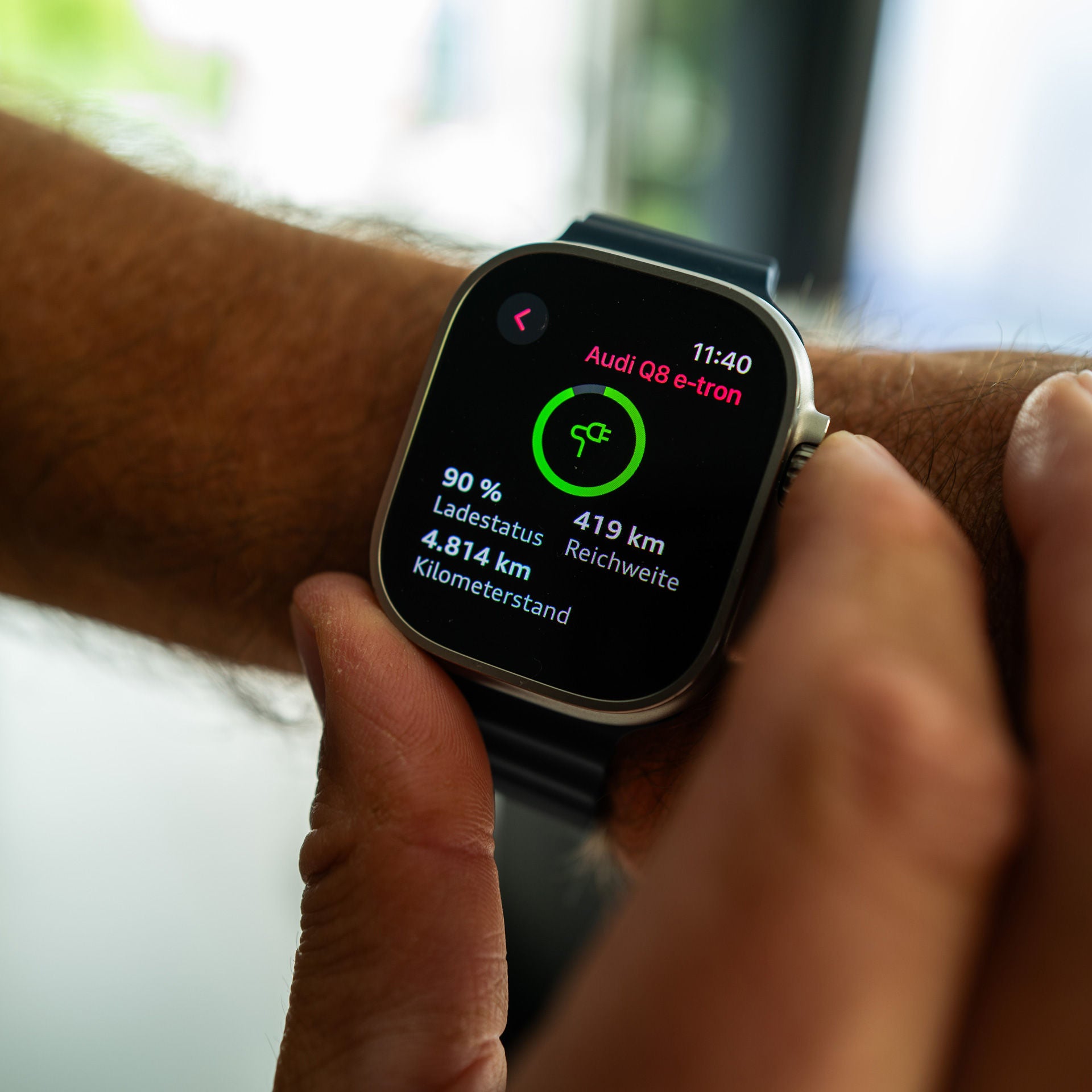 Eine Smart-Watch wird bedient
