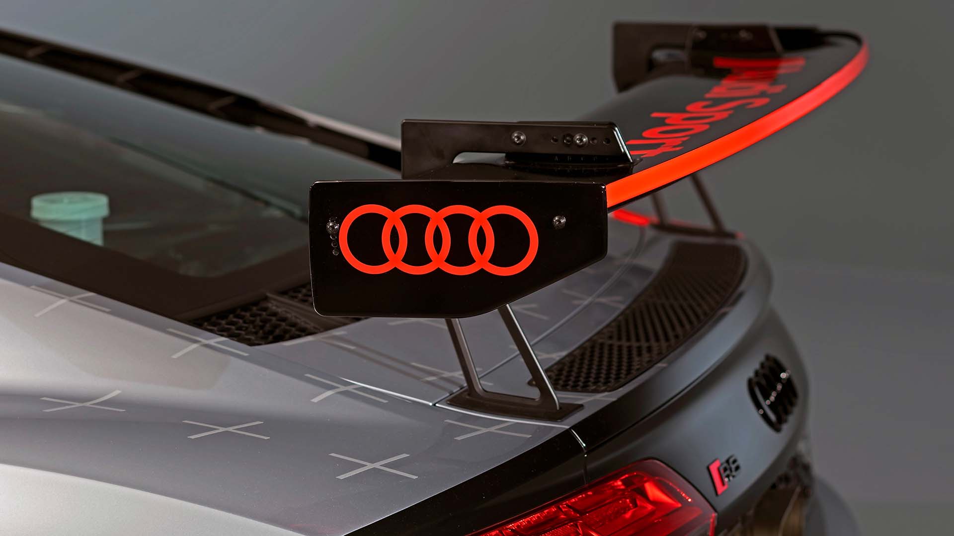 Das Foto zeigt den Heckflügel des Audi R8 LMS GT4-Rennwagens.