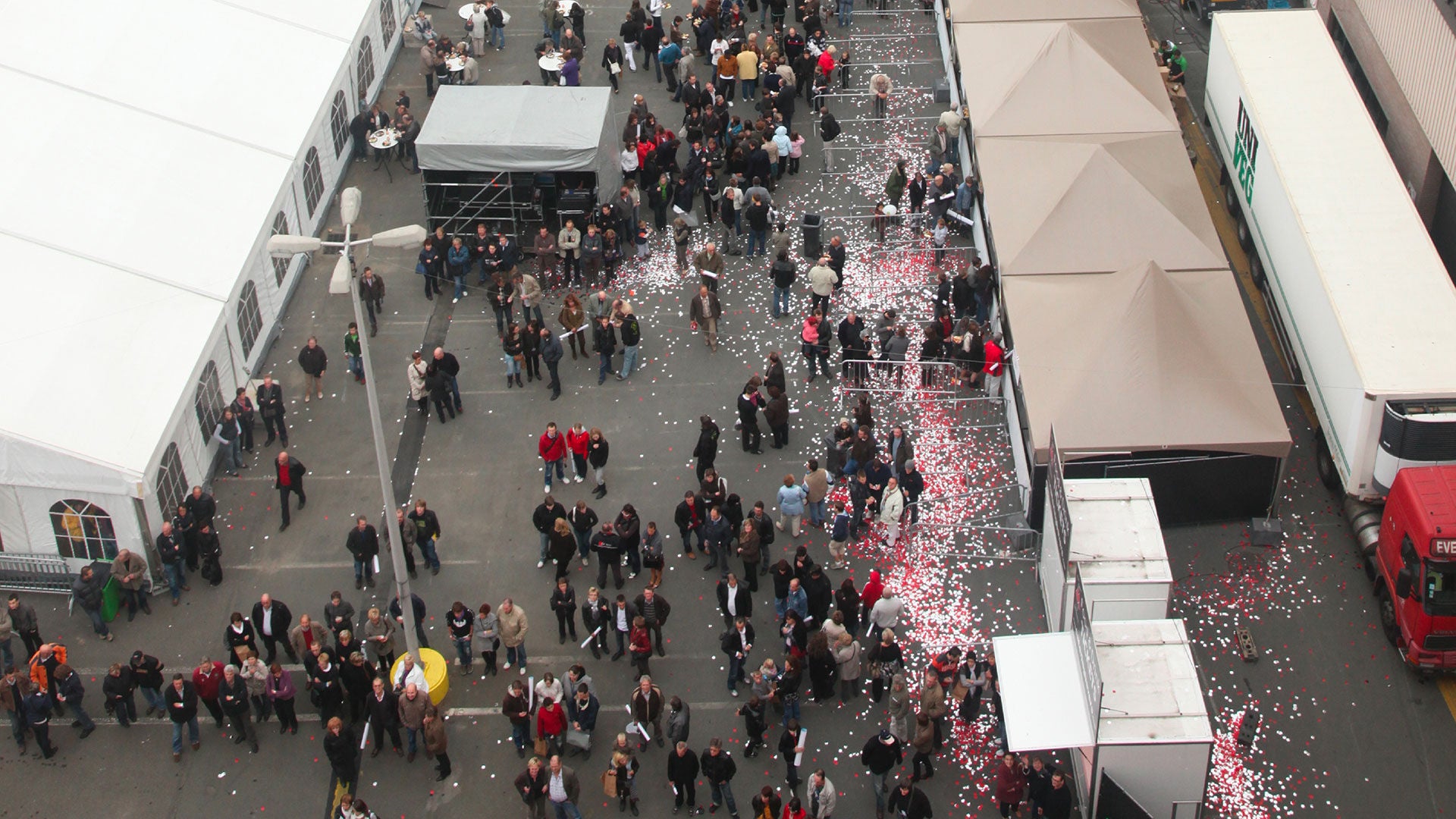 Une vue en hauteur des travailleurs durant un événement