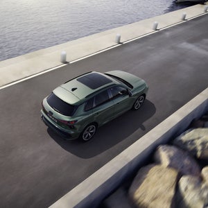 El Q3 SUV circula por una carretera paralela al mar. 