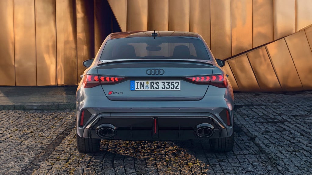 El Audi RS 3 Sedan visto desde detrás.