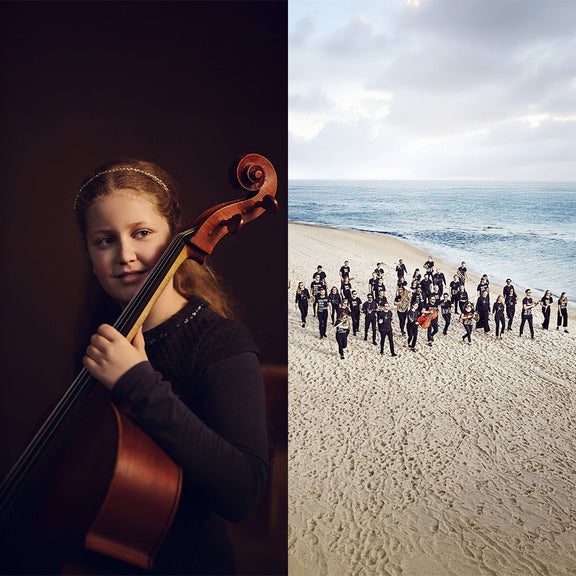 Links Mädchen mit Cello im Porträt, rechts großes Orchester in schwarzer Kleidung am Strand vor Meer und Himmel.