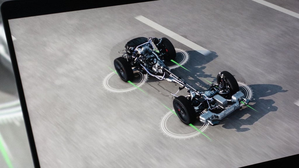 Afbeelding van de aandrijflijn en het onderstel van een Audi A6. Met grafische toevoegingen zijn de wielen benadrukt.