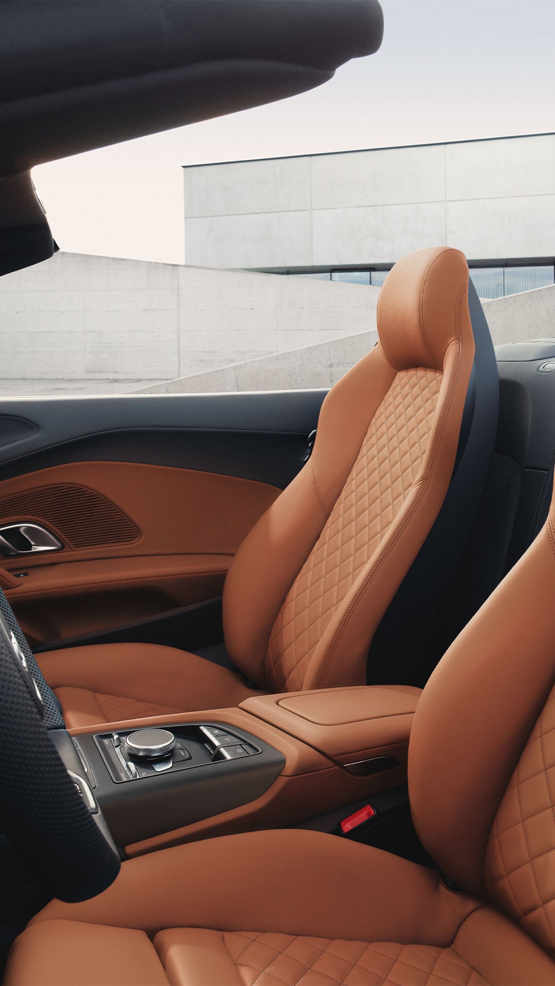 Asientos deportivos del Audi R8 Spyder V10 Performance RWD en marrón  Palomino. 