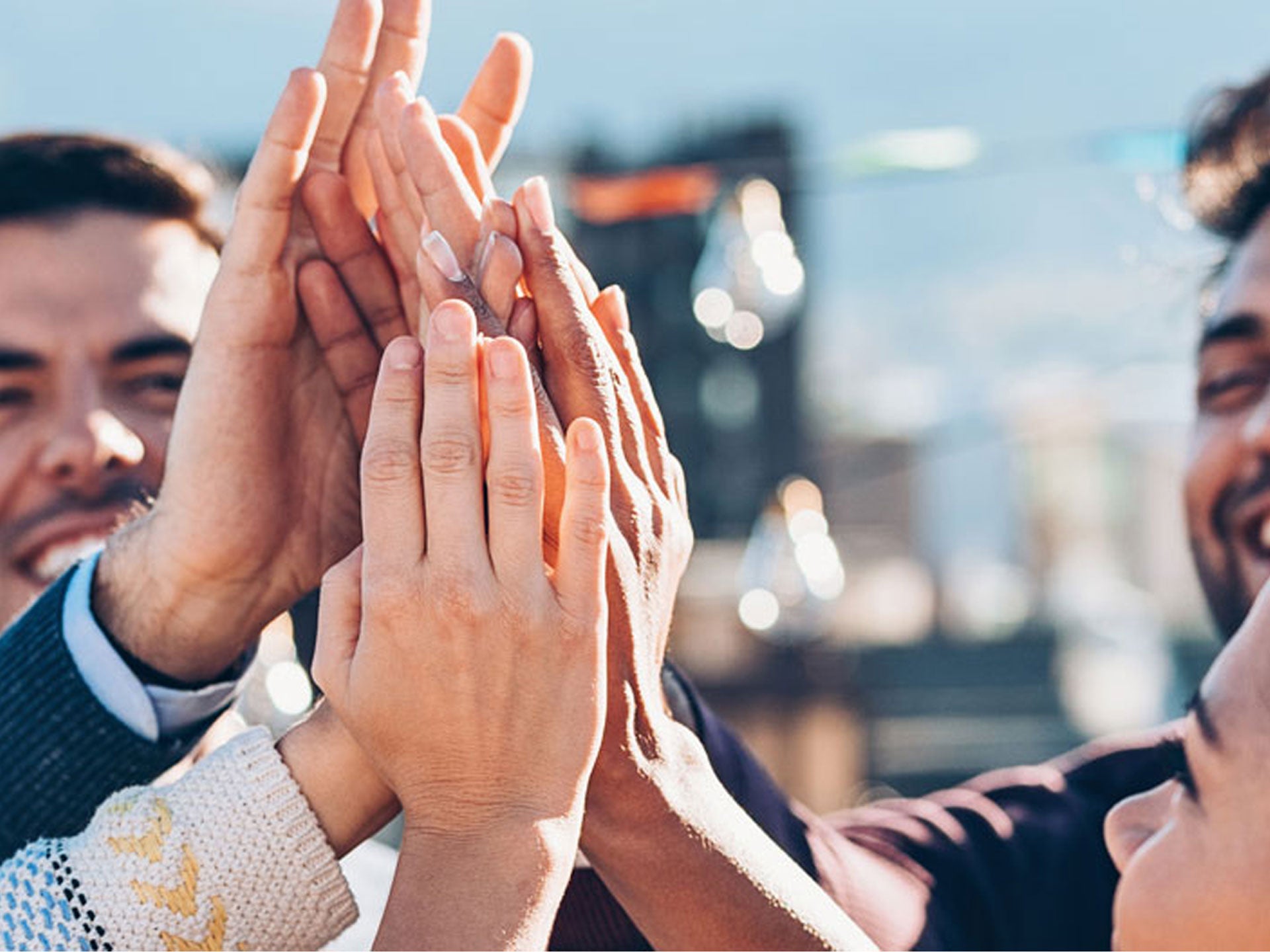 Menschen bringen ihre Hände zusammen