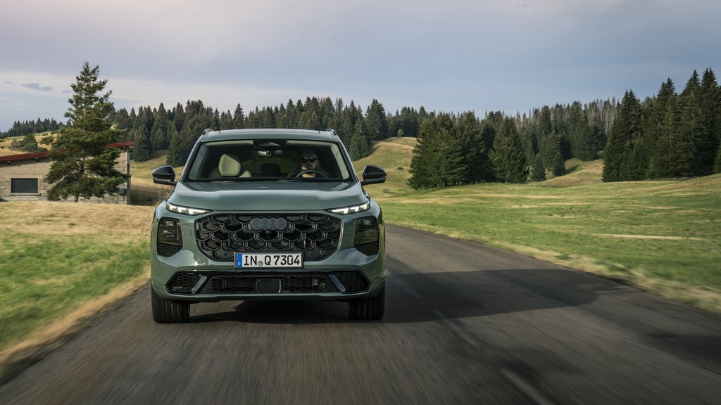 All-new Audi Q7 driving in the countryside