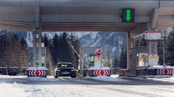 Ein Audi stoppt an einer nahezu leeren Mautstation, ohne Wartezeit
