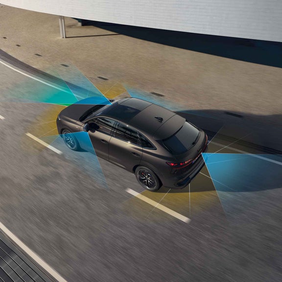 Audi Q3 Sportback from above. The car can be seen from a top view, with blue and gold highlighting around the car to show what the adaptive driving assistant plus detects.