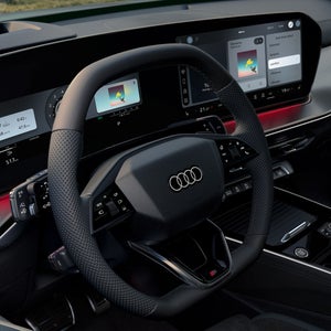 Blick auf das Cockpit mit Fokus auf das Lenkrad mit Gangwahl.