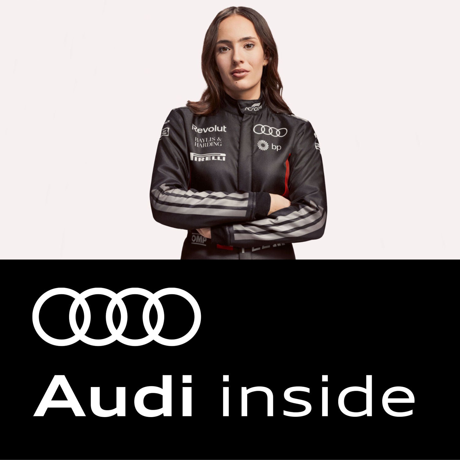Emma Felbermayr steht in Rennfahrer-Outfit mit verschränkten Armen vor einem weißen Hintergund. Darunter das Audi inside Logo