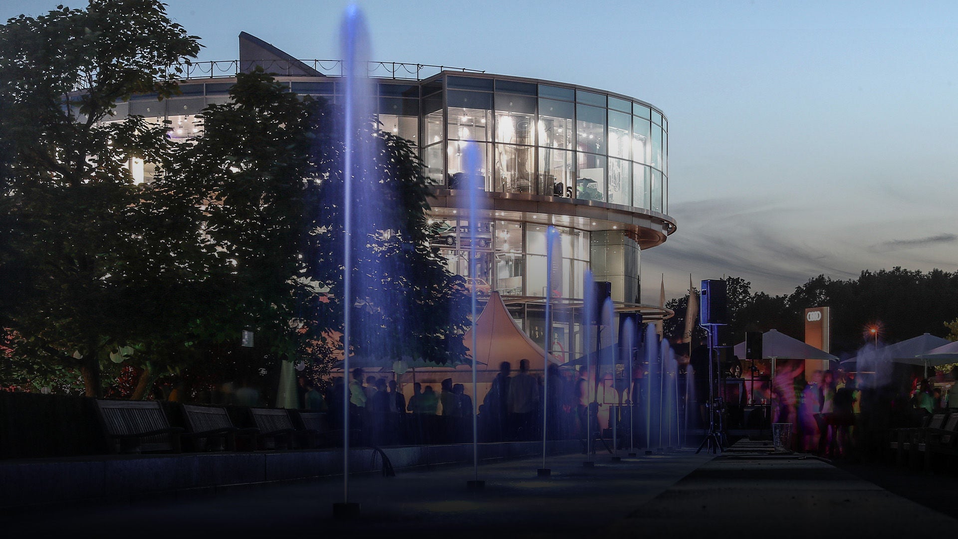 Audi museum mobile bei Nacht und beleuchtet.