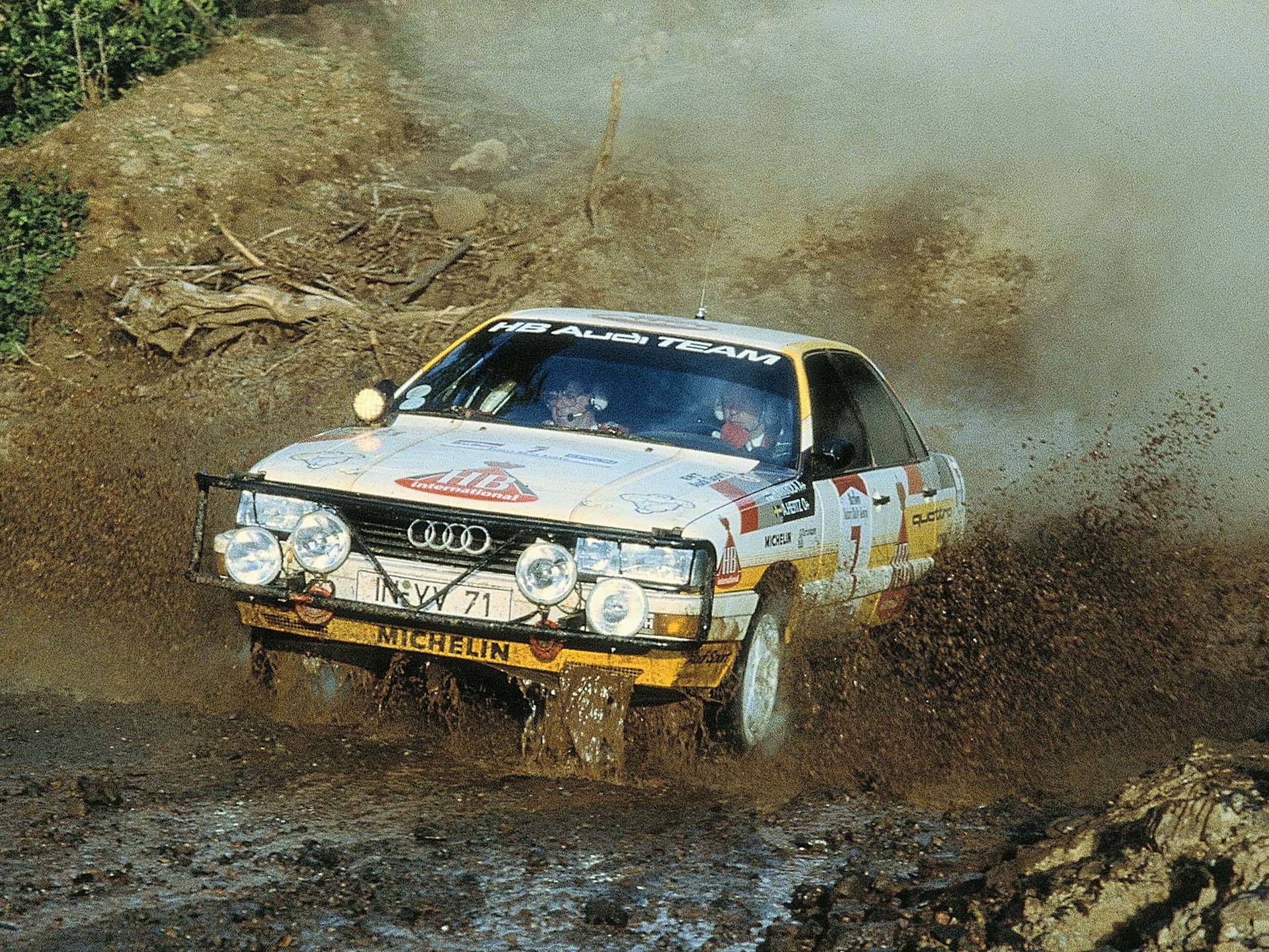 Das Foto zeigt ein Audi 200 quattro-Rallyeauto bei einer Wasserdurchfahrt in Afrika 1987.