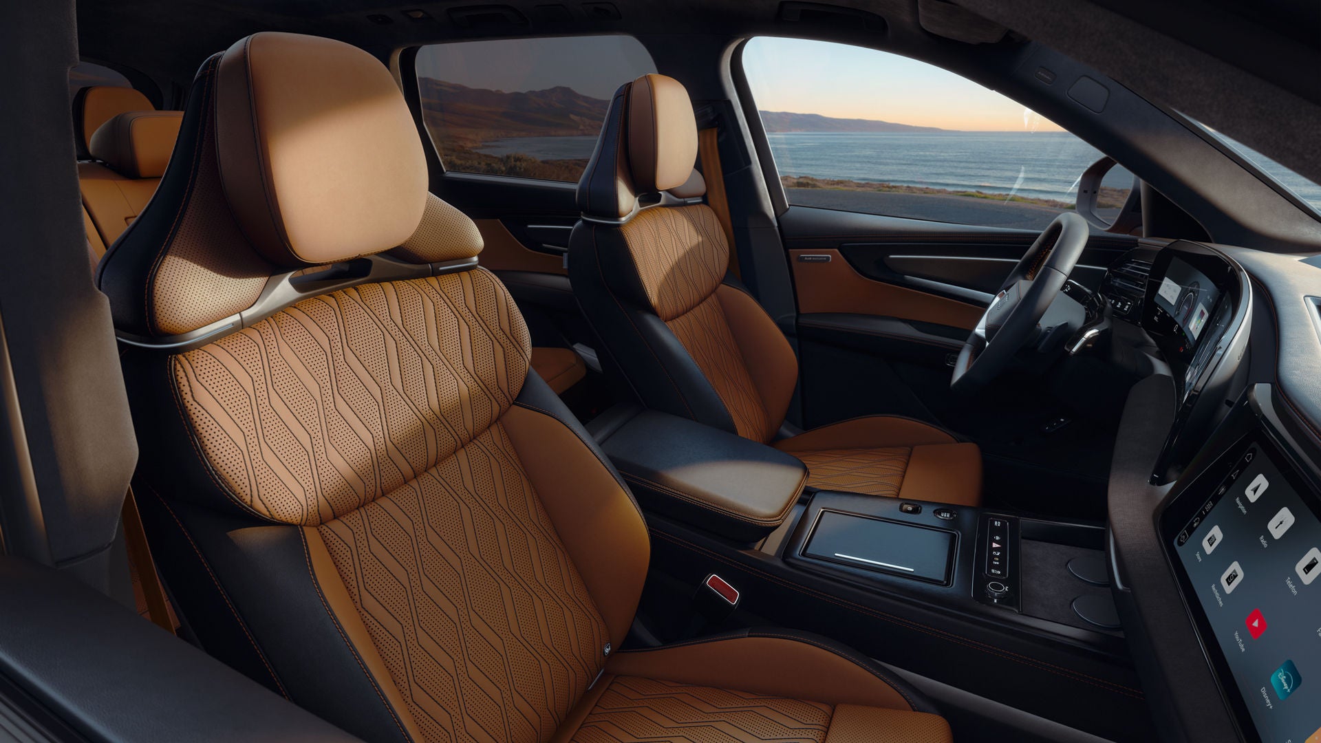 Blick in den Innenraum des Audi Q9 SUV durch die Beifahrertür. Der Fokus liegt auf den edel anmutenden Sitzbezügen von Audi exklusive.