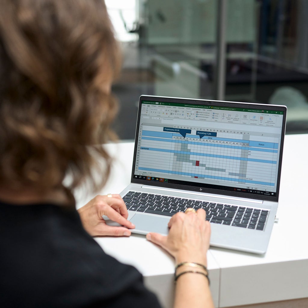 Melanie Limmer arbeitet am Laptop, Fokus auf den Laptop Bildschirm