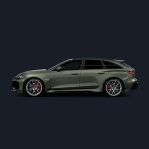 Seitenansicht eines dunkelgrünen Audi RS 5 Avant auf dunklem Hintergrund.