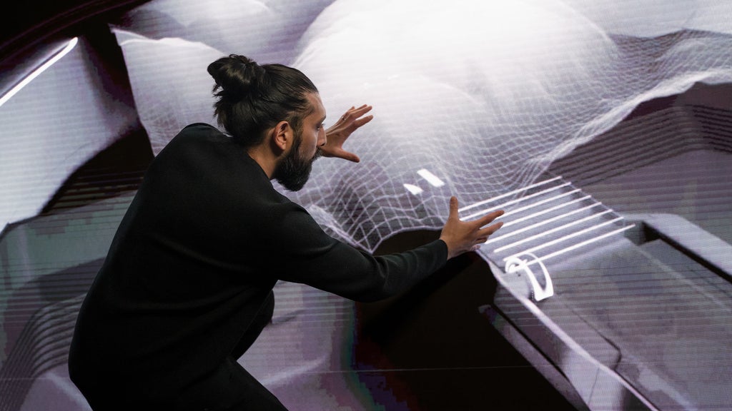 Sid Odedra bij een digitale projectie.