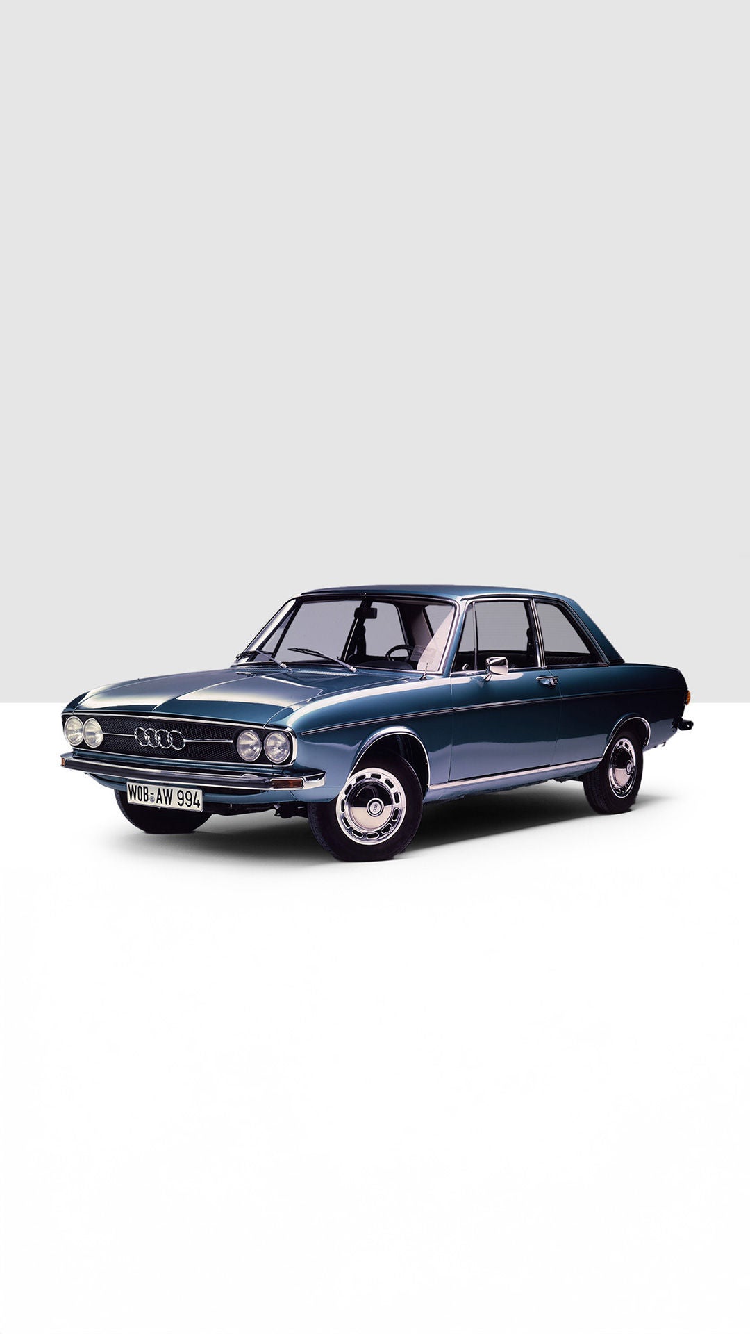 Illustration eines blauen Audi 100 auf einem grau-weißen Hintergrund