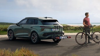 Audi Q3 e-hybrid met trekhaak met daarop een fietsendrager