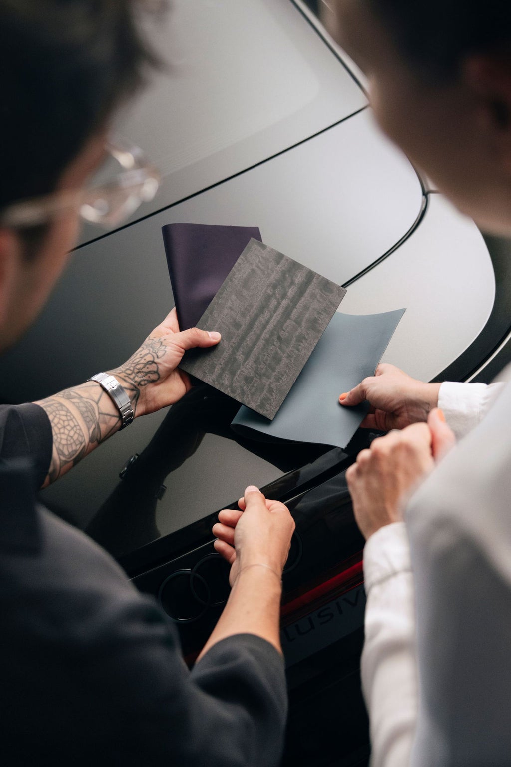 Interieurmaterialien werden mit dem Exterieurlack abgeglichen.