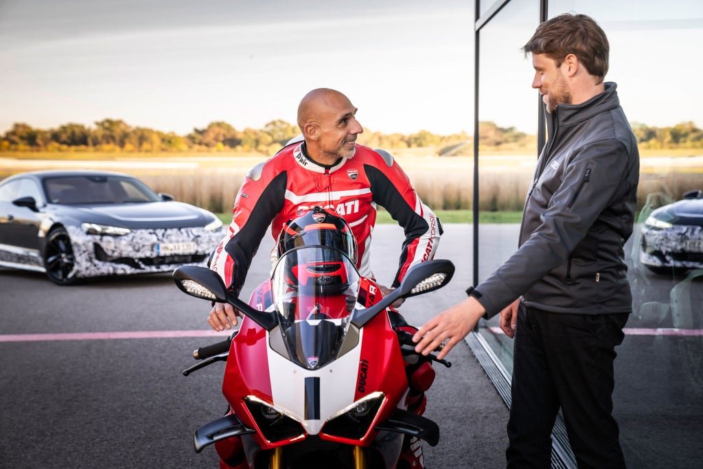 Toujours un peu plus loin