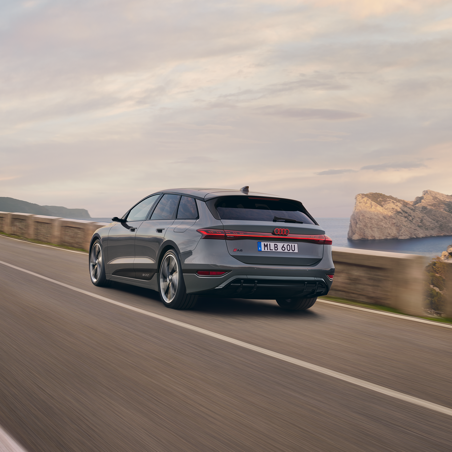 A6 Avant e-tron kör på en väg