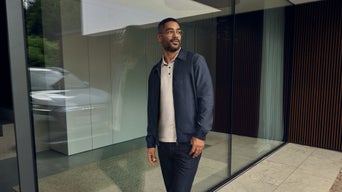 Mann in Audi Klamotten schaut an der Kamera vorbei