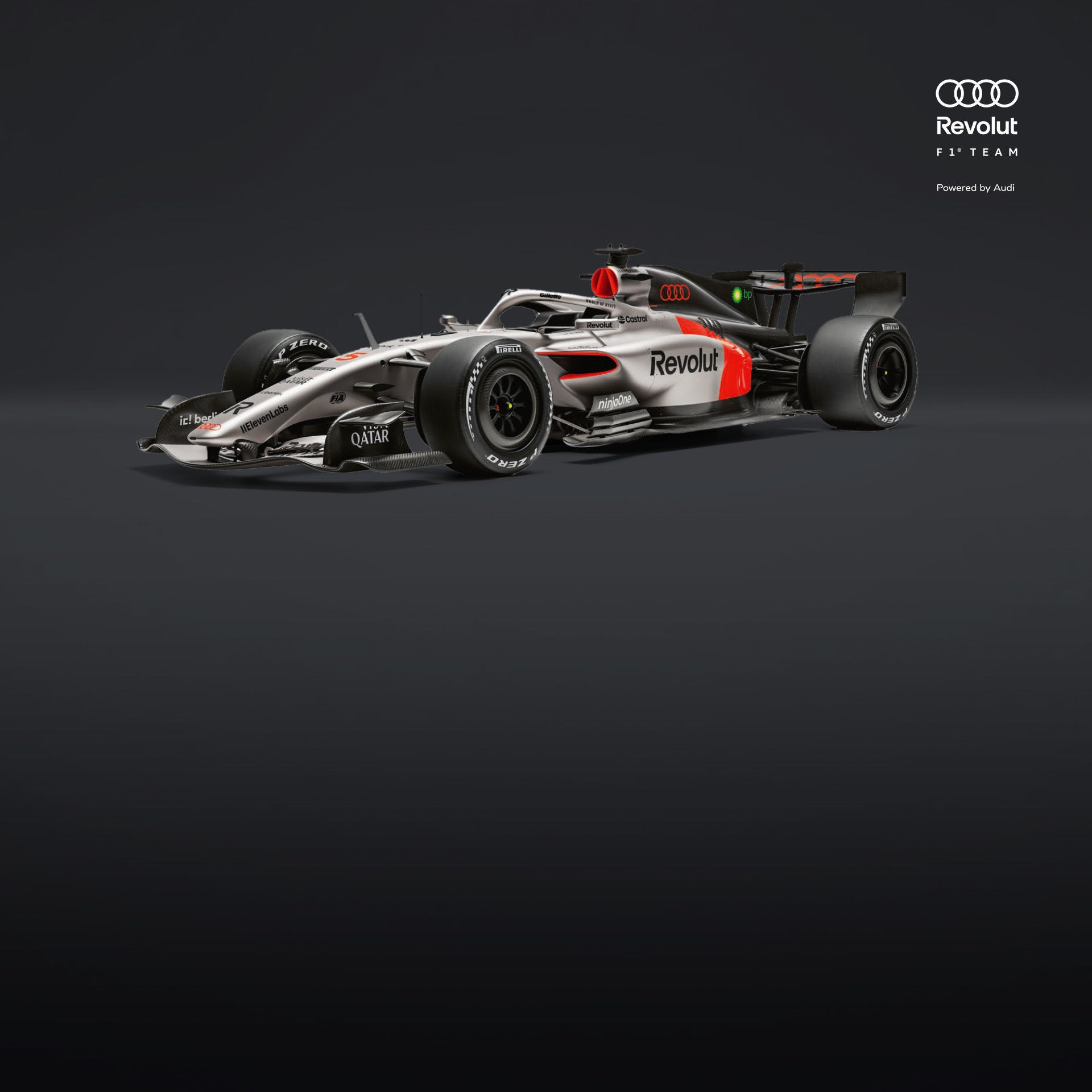 Silberner Formel-1-Rennwagen mit roten Akzenten und Sponsorenlogos vor dunklem Hintergrund.