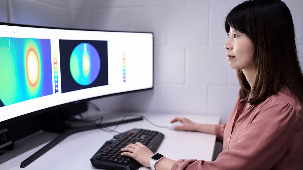 Jiayi schaut sich Messungen auf dem Computer an