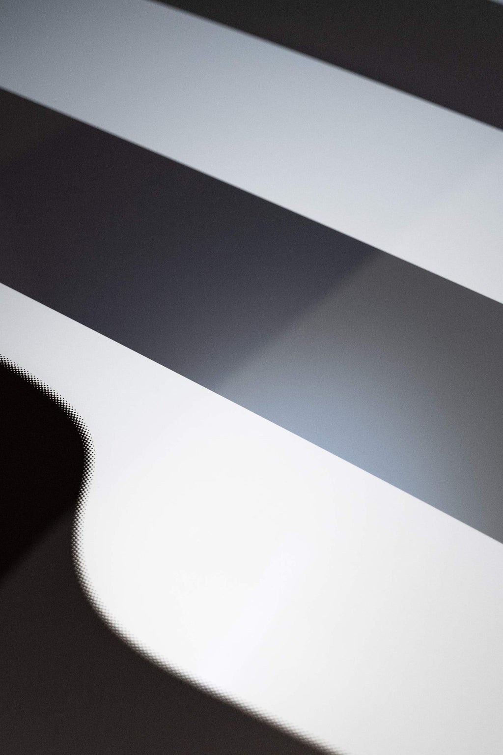 Close-up van het streeppatroon in het panoramadak met smart glass.