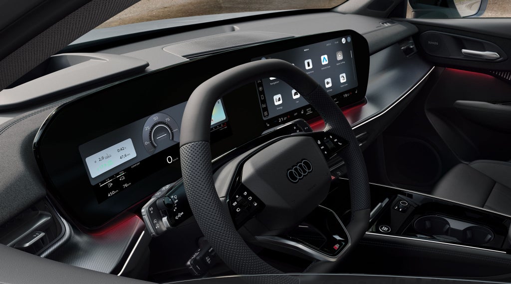 Vista frontale di volante, console centrale e display digitali di Audi Q3 Sportback e-hybrid.