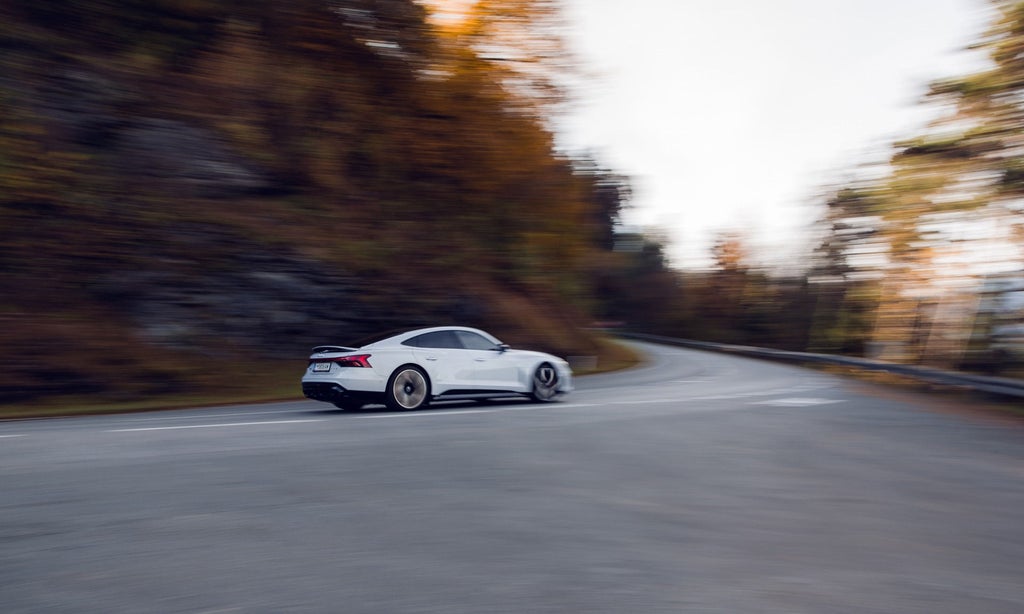 De Audi RS e-tron GT rijdt vlot door een bocht.