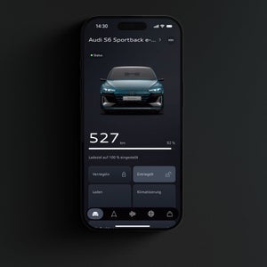 Nahaufnahme eines Smartphone-Displays. Gesteuert werden können Funktionen zum S6 Sportback e-tron, unter anderem zu den Themen Laden, Klimatisierung sowie Ver- und Entriegelung.
