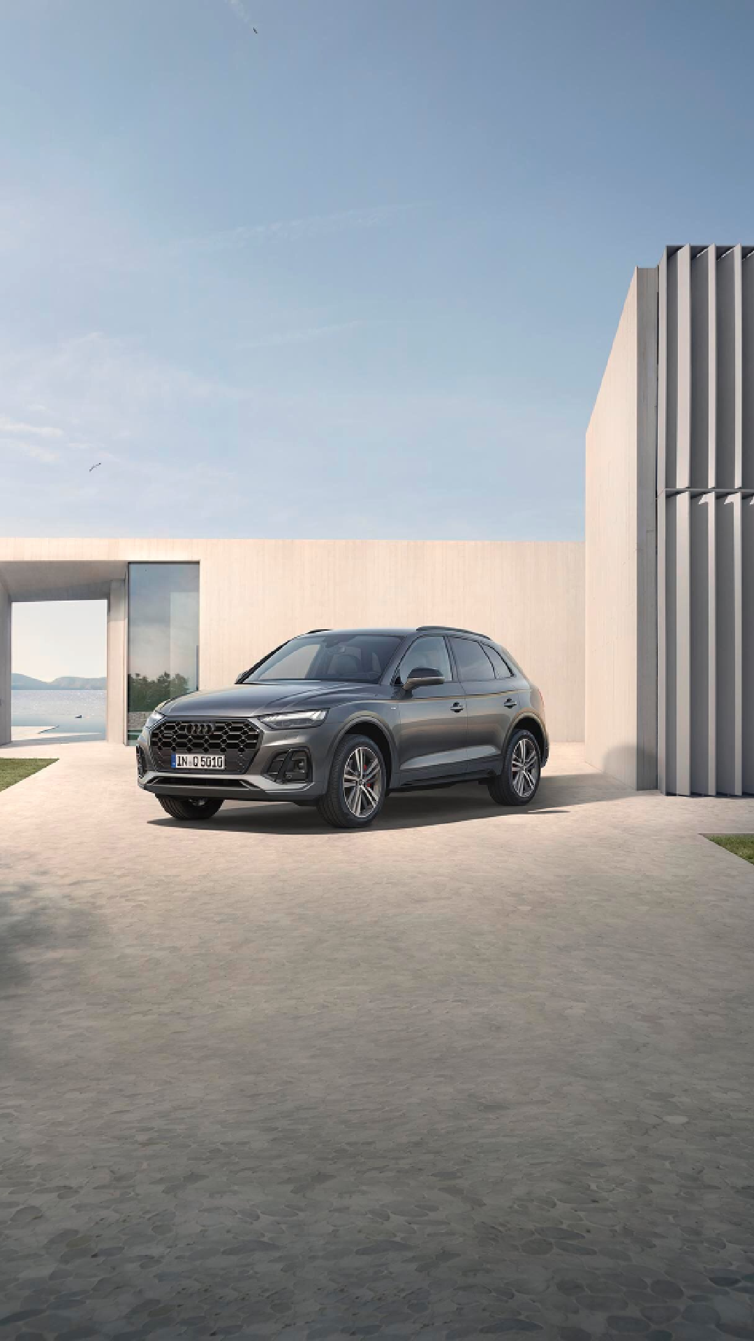 Widok z tyłu samochodu Audi na tle czerwonej ściany