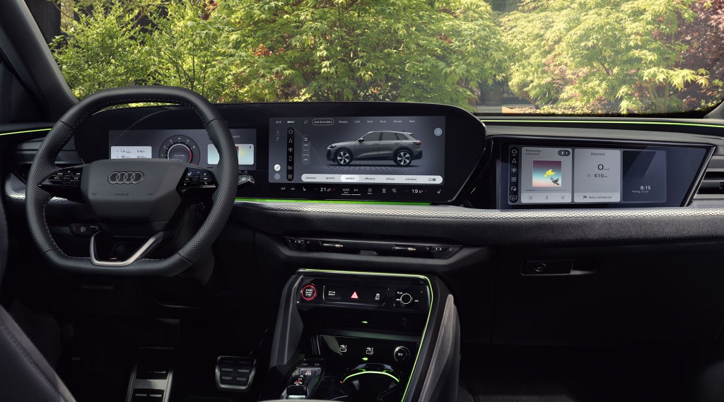 Blick von der Rückbank in das Cockpit des Q5 SUV. Im Fokus steht das Panoramadisplay mit dem Audi Virtual Cockpit und dem MMI Display.