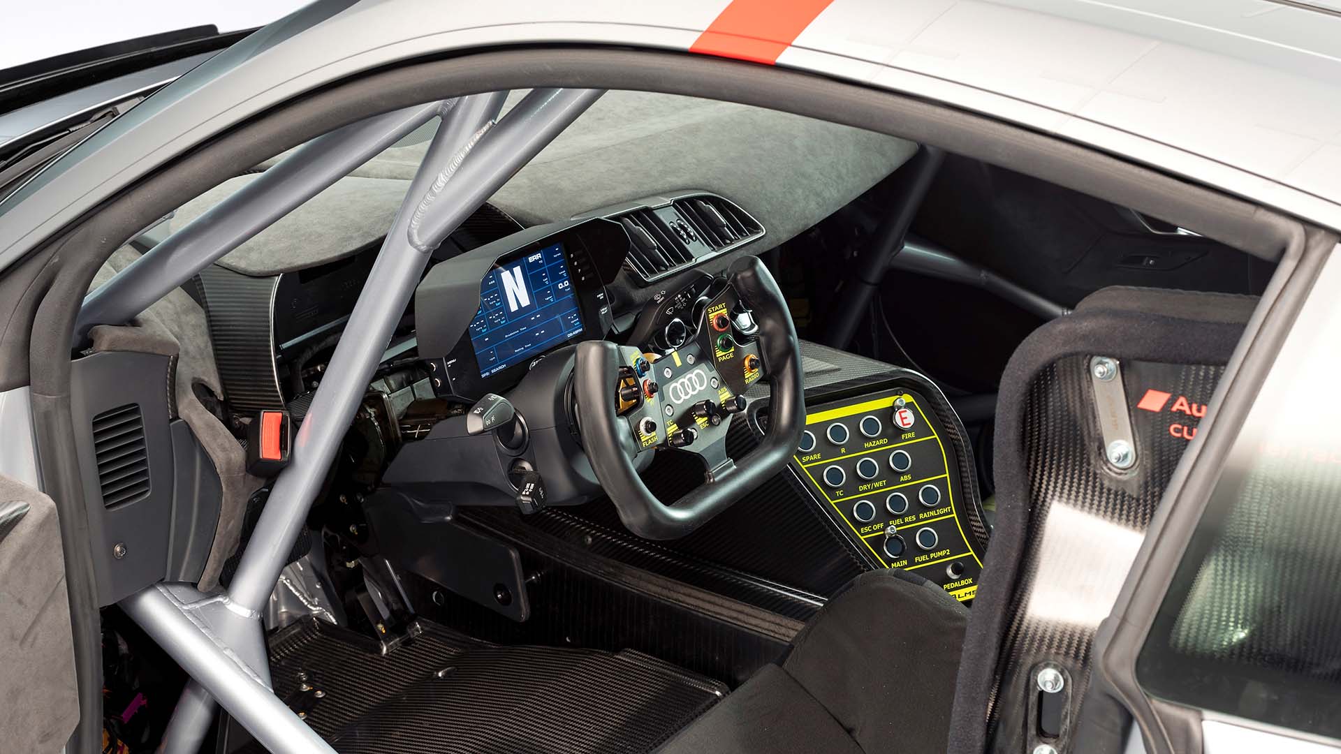 Das Foto zeigt den Innenraum eines Audi R8 LMS GT4-Rennwagens.